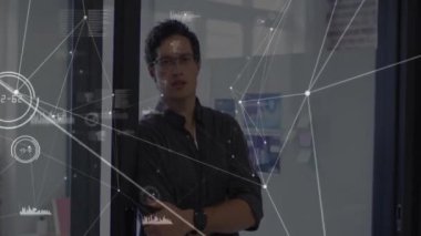 Kafkas işadamının kolları bağlı bir şekilde bağlantı ağının animasyonu. İş, teknoloji ve dijital arayüz kavramı dijital olarak oluşturuldu.