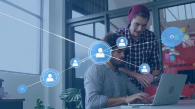 Ofisteki farklı iş adamlarının insanlarla olan bağlantılarının animasyonu. Küresel finans, iş, bağlantılar, hesaplama ve veri işleme kavramı dijital olarak oluşturulmuş video.
