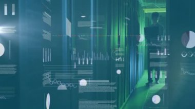 Asyalı iş adamının sunucu odasında finansal veri işleme animasyonu. Küresel iş, finans, bilgisayar ve dijital arayüz kavramı dijital olarak oluşturulmuş video.