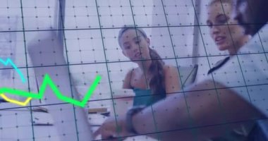 Muhtelif meslektaşların ofiste iş görüşmesi üzerine finansal veri işleme animasyonu. Küresel iş, finans, bilgisayar ve dijital arayüz kavramı dijital olarak oluşturulmuş video.