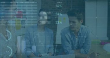 Ofisteki çeşitli iş adamları üzerinde finansal veri işleme animasyonu. Küresel finans, iş, bağlantılar, hesaplama ve veri işleme kavramı dijital olarak oluşturulmuş video.