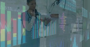 Çeşitli doktorlar üzerinde finansal veri işleme animasyonu. Küresel tıp, bağlantılar, hesaplama ve veri işleme kavramı dijital olarak oluşturulmuş video.