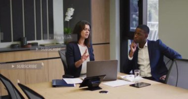 Ofisteki dizüstü bilgisayar kullanan çeşitli iş adamlarının simge ve numaralarının animasyonu. Küresel ağ, iş, bağlantılar, hesaplama ve veri işleme kavramı dijital olarak oluşturulmuş video.