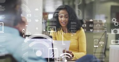 Ofisteki çeşitli iş adamları üzerinde finansal veri işleme animasyonu. Küresel finans, iş, bağlantılar, hesaplama ve veri işleme kavramı dijital olarak oluşturulmuş video.