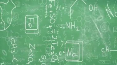Matematiksel denklemler üzerinde yeşil arkaplan üzerindeki kimyasal formüllerin animasyonu. Küresel bilim, eğitim ve dijital arayüz kavramı dijital olarak oluşturulmuş video.