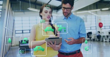 Ofisteki çeşitli iş adamları üzerinde ekolojik ikonlar ve veri işleme animasyonları. Küresel finans, iş, bağlantılar, hesaplama ve veri işleme kavramı dijital olarak oluşturulmuş video.