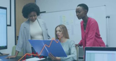 Muhtelif meslektaşların ofiste iş görüşmesi üzerine finansal veri işleme animasyonu. Küresel iş, finans, bilgisayar ve dijital arayüz kavramı dijital olarak oluşturulmuş video.