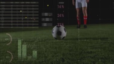 Beyaz erkek futbolcunun topa vurması üzerine finansal veri işleme animasyonu. Dijital olarak oluşturulmuş küresel finansman, spor, bilgisayar ve dijital arayüz kavramı.