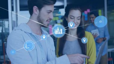 Ofiste iş tartışması yapan farklı meslektaşların ikonlarıyla bağlantı ağının animasyonu. Küresel iş, bağlantılar ve dijital arayüz kavramı dijital olarak oluşturulmuş video.