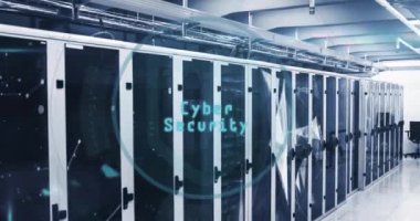 Bilgisayar sunucuları üzerinden kalkan simgesi ve dijital veri işleme animasyonu. Küresel siber güvenlik, bağlantılar, hesaplama ve veri işleme kavramı dijital olarak oluşturuldu.