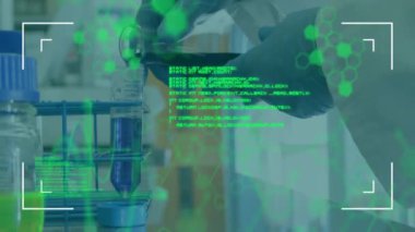 Kimyasal formülün animasyonu ve deney yapan bilim adamının veri işlemesi. Tıp, teknoloji ve dijital arayüz kavramı dijital olarak oluşturulmuş video.