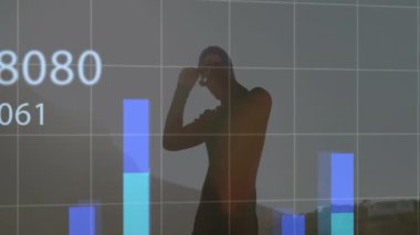 Beyaz erkek yüzücü üzerinde finansal veri işleme animasyonu. Küresel spor, finans, iş, bağlantılar, bilgisayar ve veri işleme kavramı dijital olarak oluşturuldu.