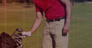 Golf sahasındaki beyaz erkek golfçü üzerinde dijital veri işleme animasyonu. Küresel spor, bağlantılar, hesaplama ve veri işleme kavramı dijital olarak oluşturulmuş video.
