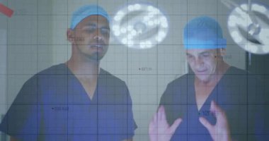 Çeşitli cerrahlar üzerinde veri işleme animasyonu. Küresel tıp, bağlantılar, hesaplama ve veri işleme kavramı dijital olarak oluşturulmuş video.