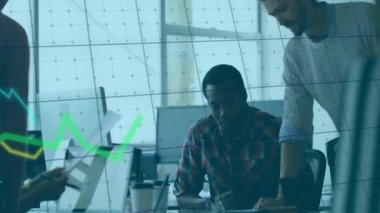Ofisteki çeşitli iş adamları üzerinde finansal veri işleme animasyonu. Küresel finans, iş, bağlantılar, hesaplama ve veri işleme kavramı dijital olarak oluşturulmuş video.