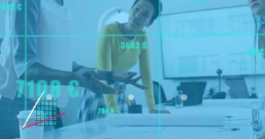 Muhtelif meslektaşların ofiste iş görüşmesi üzerine finansal veri işleme animasyonu. Küresel iş, finans, bilgisayar ve dijital arayüz kavramı dijital olarak oluşturulmuş video.