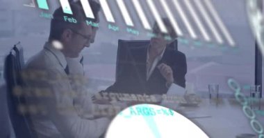 Muhtelif meslektaşların ofiste iş görüşmesi üzerine finansal veri işleme animasyonu. Küresel iş, finans, bilgisayar ve dijital arayüz kavramı dijital olarak oluşturulmuş video.