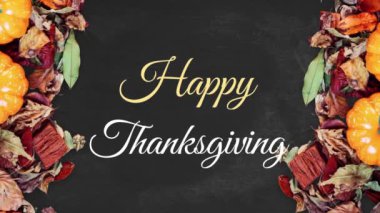 Sonbahar yaprakları üzerinde mutlu şükran günü metinlerinin canlandırılması ve siyah arka planda üretilmesi. Şükran Günü, Amerikan geleneği, şenlik, dijital olarak üretilen kutlama konsepti.