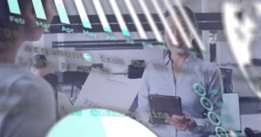 Muhtelif meslektaşların ofiste iş görüşmesi üzerine finansal veri işleme animasyonu. Küresel iş, finans, bilgisayar ve dijital arayüz kavramı dijital olarak oluşturulmuş video.