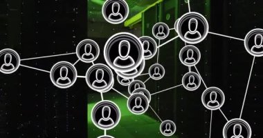 Bilgisayar sunucuları üzerinden veri işleme simgeleri olan insanlarla bağlantıların animasyonu. Dijital olarak oluşturulmuş küresel bağlantılar, hesaplama ve veri işleme kavramı.