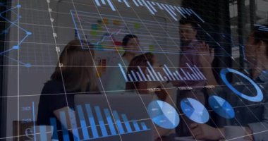 Muhtelif meslektaşların ofiste iş görüşmesi üzerine finansal veri işleme animasyonu. Küresel iş, finans, bilgisayar ve dijital arayüz kavramı dijital olarak oluşturulmuş video.