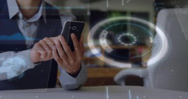Akıllı telefon kullanan beyaz adamın veri işleme ve tarama alanının animasyonu. Küresel iş, teknoloji ve dijital arayüz kavramı dijital olarak oluşturulmuş video.