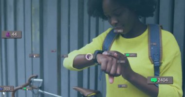 Zekice hareket eden Afro-Amerikan kadın üzerinde ikon ve veri işleme animasyonları. Dijital olarak oluşturulmuş küresel sosyal medya, bağlantılar, hesaplama ve veri işleme kavramı.