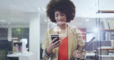Ofiste akıllı telefon kullanan Afro-Amerikan iş kadınının veri işleme animasyonu. Küresel iş, finans, bilgisayar ve dijital arayüz kavramı dijital olarak oluşturulmuş video.