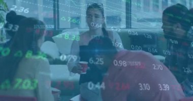 Muhtelif meslektaşların ofiste iş görüşmesi üzerine finansal veri işleme animasyonu. Küresel iş, finans, bilgisayar ve dijital arayüz kavramı dijital olarak oluşturulmuş video.