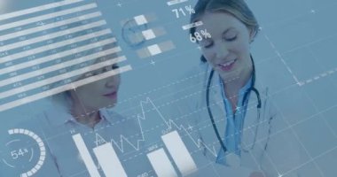 Hastasıyla tablet kullanan beyaz kadın doktorun veri işleme ve diyagramlarının animasyonu. Tıp, teknoloji ve dijital arayüz kavramı dijital olarak oluşturulmuş video.