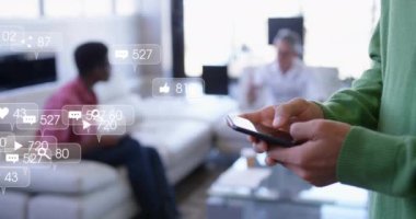 Akıllı telefon kullanan beyaz iş kadınının üzerinde numaralar bulunan sosyal medya simgelerinin animasyonu. Küresel iletişim, sosyal medya, bağlantılar ve dijital arayüz konsepti dijital olarak oluşturulmuş video.