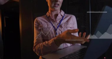 Sunucu odasında tartışan profesyoneller üzerinde iş veri analizi animasyonu. Teknoloji, tartışma, ağ oluşturma, takım çalışması kavramı