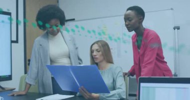 Muhtelif meslektaşların ofiste iş görüşmesi üzerine finansal veri işleme animasyonu. Küresel iş, finans, bilgisayar ve dijital arayüz kavramı dijital olarak oluşturulmuş video.