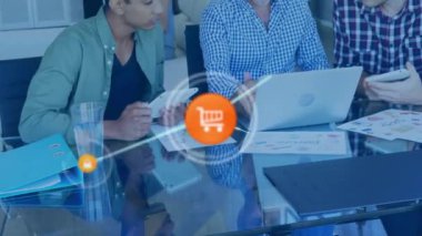 Ofiste iş tartışması yapan farklı meslektaşların ikonlarıyla bağlantı ağının animasyonu. Küresel iş, bağlantılar ve dijital arayüz kavramı dijital olarak oluşturulmuş video.