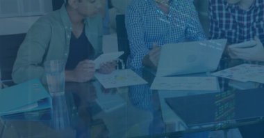 Muhtelif meslektaşların ofiste iş görüşmesi üzerine finansal veri işleme animasyonu. Küresel iş, finans, bilgisayar ve dijital arayüz kavramı dijital olarak oluşturulmuş video.