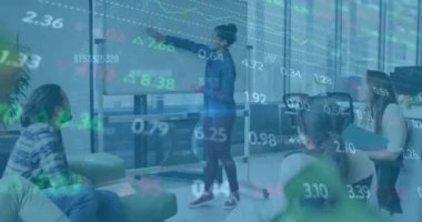 Muhtelif meslektaşların ofiste toplanması üzerine finansal veri işleme animasyonu. Küresel iş, finans, bilgisayar ve dijital arayüz kavramı dijital olarak oluşturulmuş video.