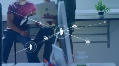 Ofisteki farklı iş adamlarının insanlarla olan bağlantılarının animasyonu. Küresel finans, iş, bağlantılar, hesaplama ve veri işleme kavramı dijital olarak oluşturulmuş video.