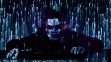 Erkek hacker üzerine ikili kodlama ve dijital veri işleme animasyonu. Dijital olarak oluşturulmuş küresel bağlantılar, hesaplama ve veri işleme kavramı.