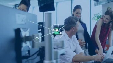 Ofiste iş tartışması yapan farklı meslektaşların ikonlarıyla bağlantı ağının animasyonu. Küresel iş, bağlantılar ve dijital arayüz kavramı dijital olarak oluşturulmuş video.