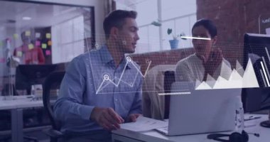 Muhtelif meslektaşların ofiste iş görüşmesi üzerine finansal veri işleme animasyonu. Küresel iş, finans, bilgisayar ve dijital arayüz kavramı dijital olarak oluşturulmuş video.