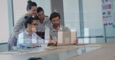 Muhtelif meslektaşların ofiste iş görüşmesi üzerine finansal veri işleme animasyonu. Küresel iş, finans, bilgisayar ve dijital arayüz kavramı dijital olarak oluşturulmuş video.