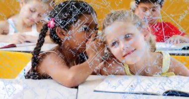 Matematiksel denklemler ve grafikler sınıfta okuyan çocuklar üzerine. Eğitim, matematik, öğrenme, öğrenciler, teknoloji, okul
