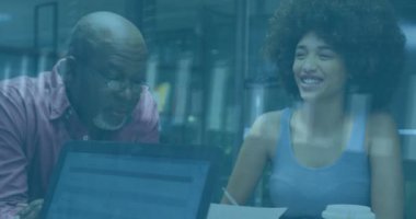 Ofisteki çeşitli iş adamları üzerinde finansal veri işleme animasyonu. Küresel finans, iş, bağlantılar, hesaplama ve veri işleme kavramı dijital olarak oluşturulmuş video.