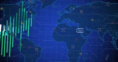 Mavi zemin üzerinde dünya haritası üzerinde veri işleme animasyonu. Küresel teknoloji, hesaplama, bağlantılar ve dijital arayüz konsepti dijital olarak oluşturulmuş video.