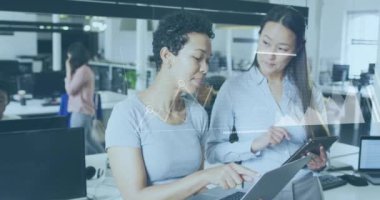 Muhtelif meslektaşların ofiste iş görüşmesi üzerine finansal veri işleme animasyonu. Küresel iş, finans, bilgisayar ve dijital arayüz kavramı dijital olarak oluşturulmuş video.