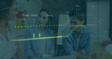 Muhtelif meslektaşların ofiste iş görüşmesi üzerine finansal veri işleme animasyonu. Küresel iş, finans, bilgisayar, iletişim ve dijital arayüz kavramı dijital olarak oluşturulmuş video.
