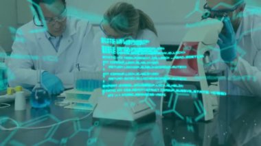 Laboratuvarda çalışan çeşitli bilim adamları üzerinde kimyasal formülün ve veri işlemenin animasyonu. Küresel bilim, bilgisayar ve dijital arayüz kavramı dijital olarak oluşturulmuş video.