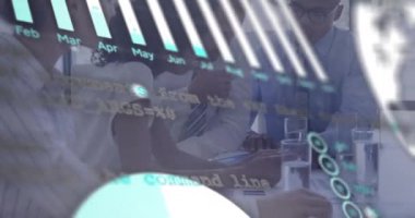 Ofisteki çeşitli iş adamları üzerinde finansal veri işleme animasyonu. Küresel finans, iş, bağlantılar, hesaplama ve veri işleme kavramı dijital olarak oluşturulmuş video.