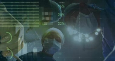 Çeşitli cerrahlar üzerinde veri işleme animasyonu. Küresel tıp, bağlantılar, hesaplama ve veri işleme kavramı dijital olarak oluşturulmuş video.