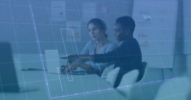 Ofisteki çeşitli iş adamları üzerinde finansal veri işleme animasyonu. Küresel finans, iş, bağlantılar, hesaplama ve veri işleme kavramı dijital olarak oluşturulmuş video.